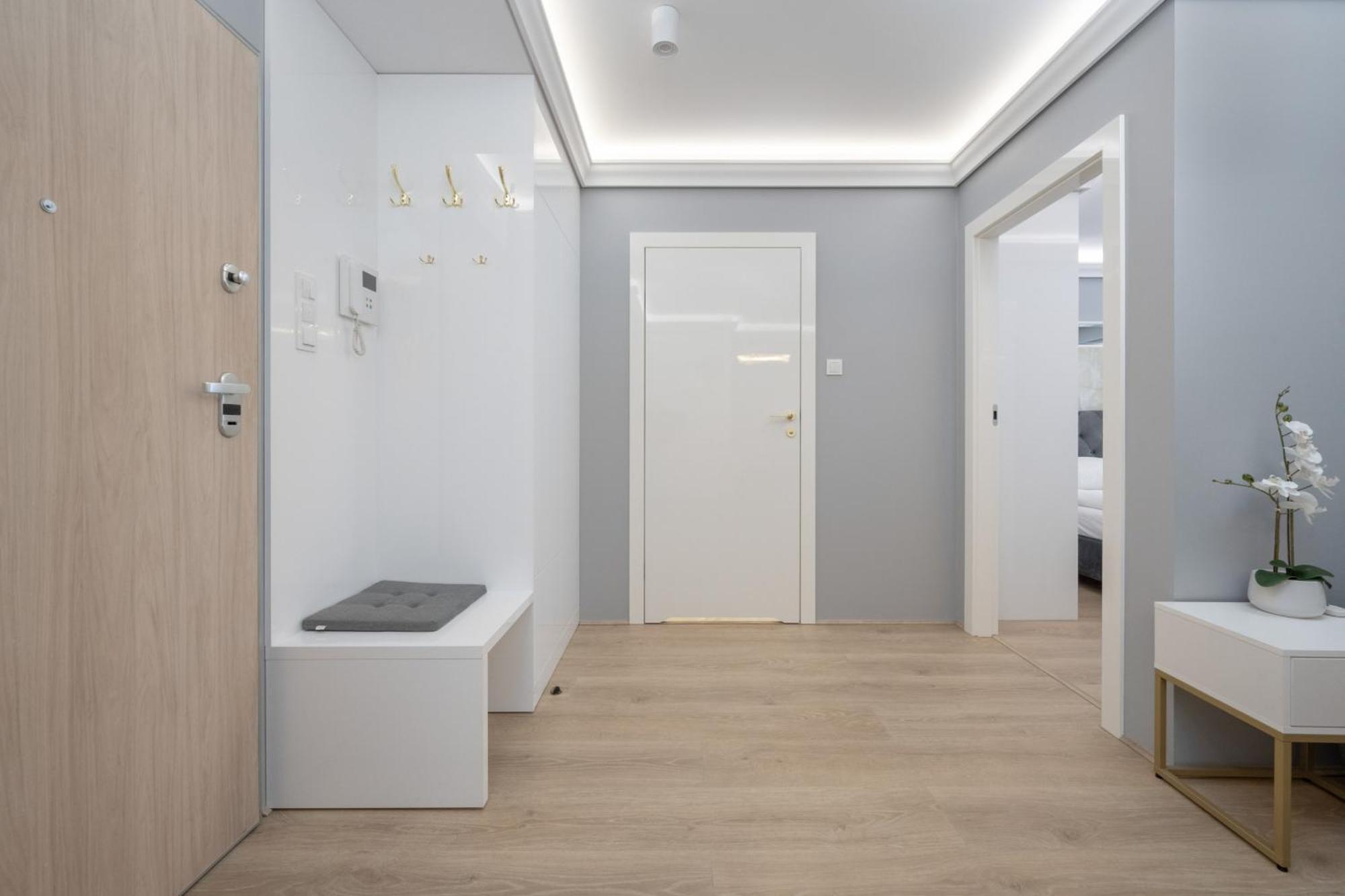 Elegant Apartment With Balcony By The Oder River In Wroclaw By Renters Prestige エクステリア 写真